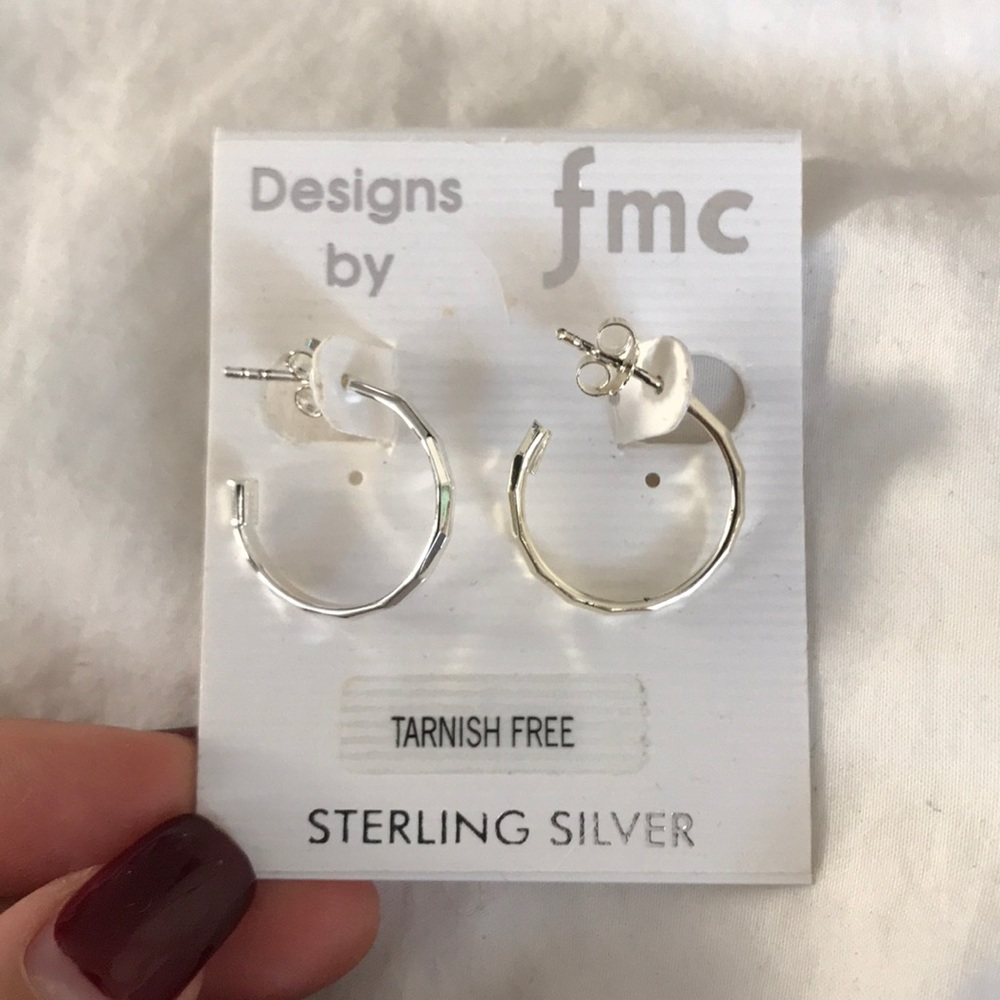 Small hoop like earrings